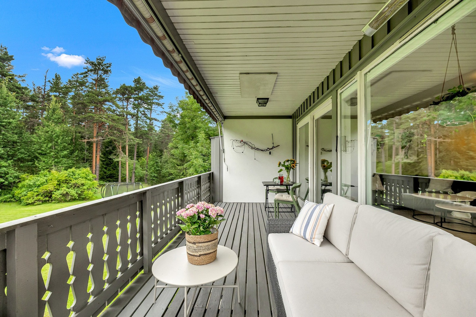 Her kan man virkelig nyte ettermiddags- og kveldssolen, med flott utsyn mot marka! Galleribilde