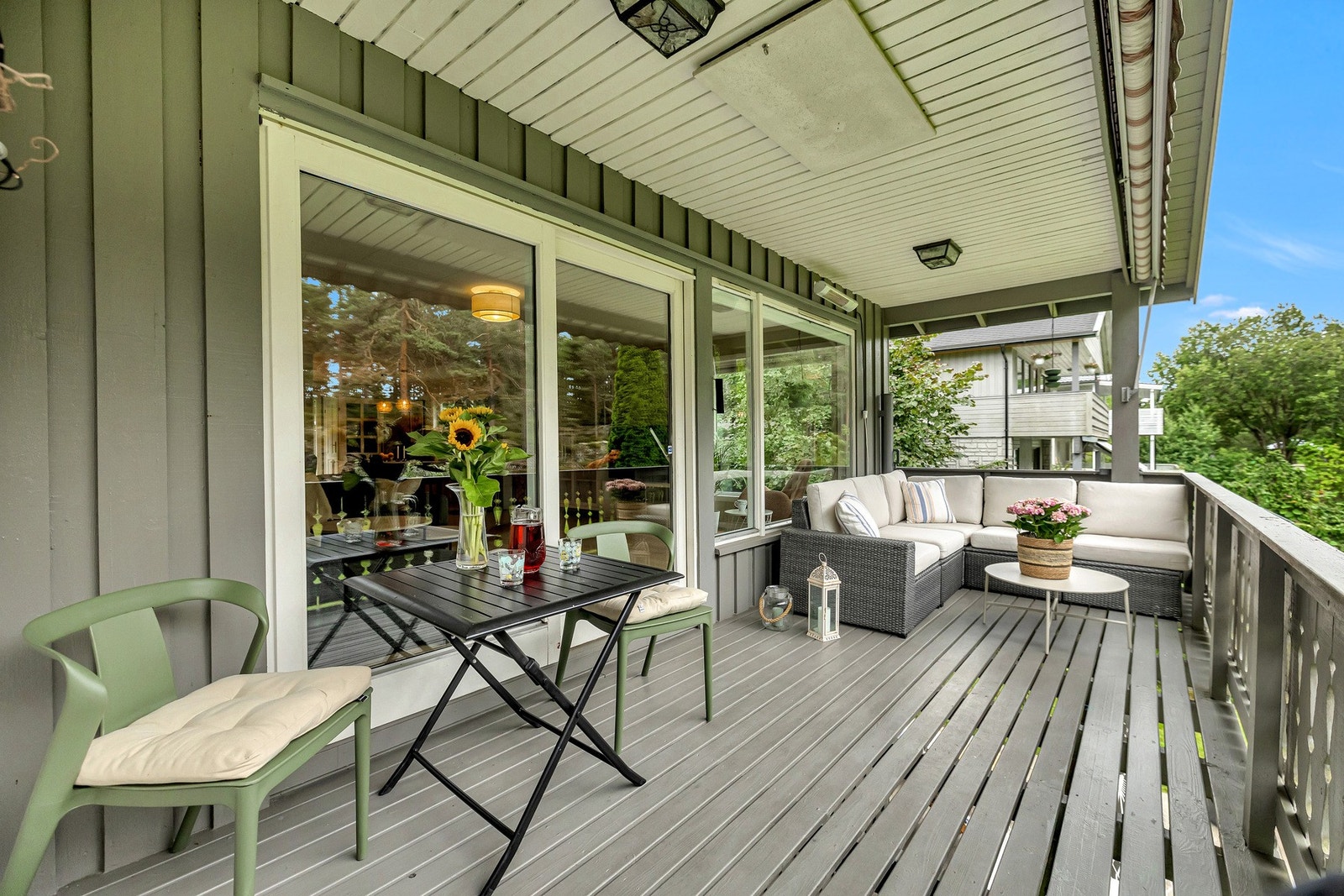 Fra stuen er det direkte utgang til en romslig vestvendt balkong på hele 14 m². Galleribilde