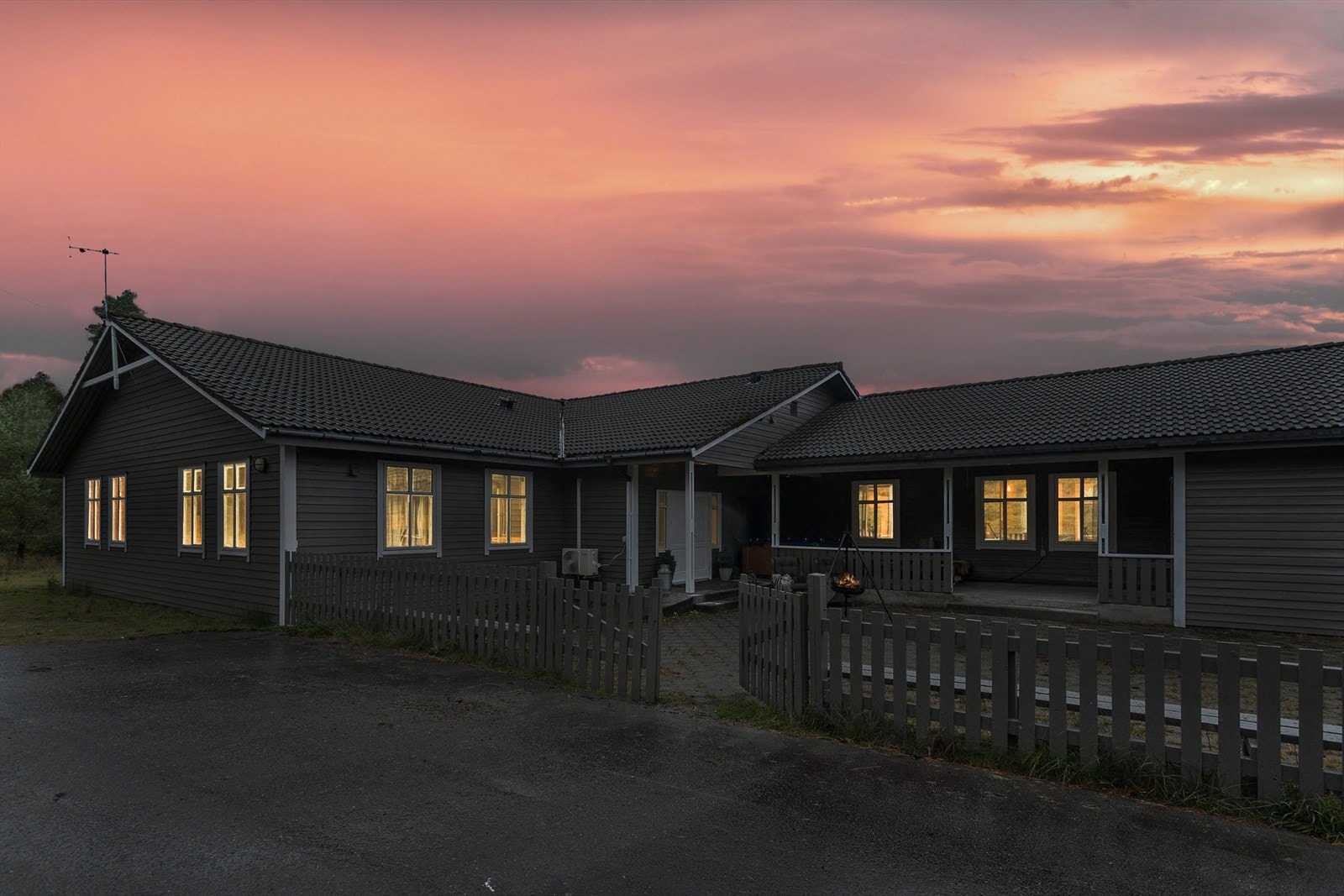 Gode parkeringsmoglegheiter på eiga tomt. Galleribilde