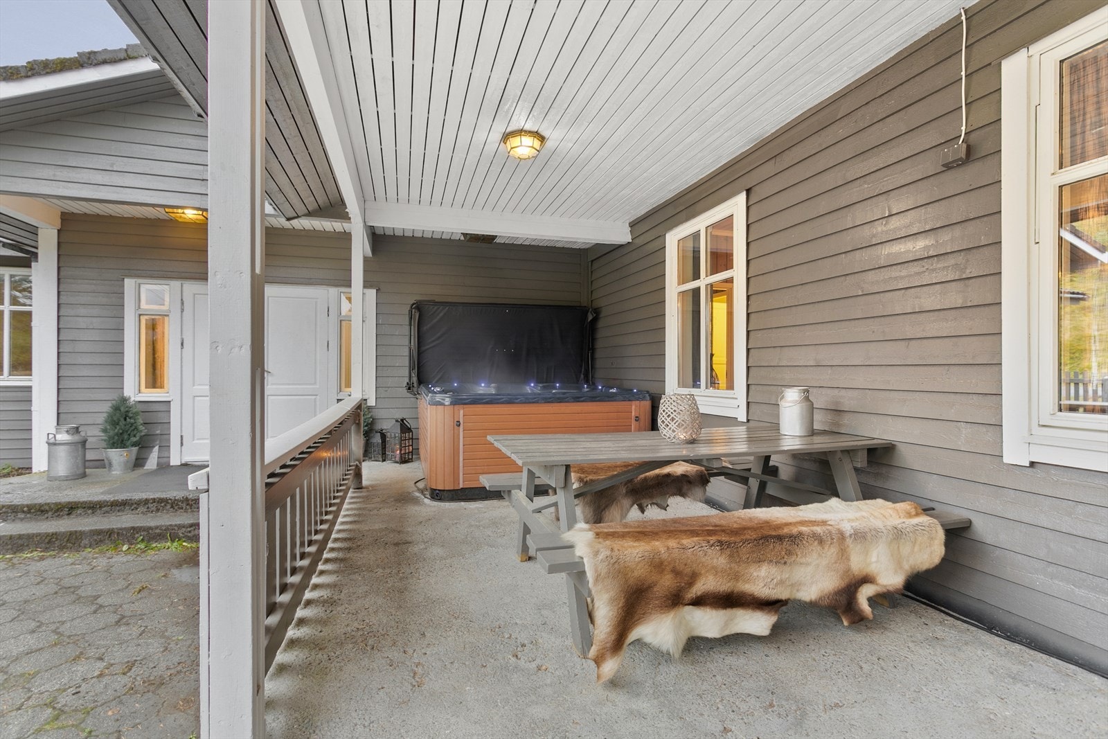 Utandørs er det sett opp ein jacuzzi som kan nytast sumar og vinter. Galleribilde