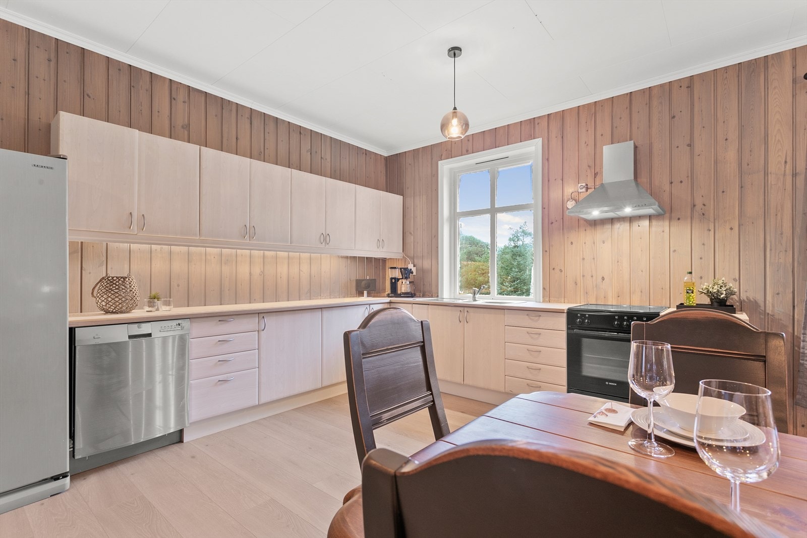 Kjøken med god skap- og benkeplass Galleribilde