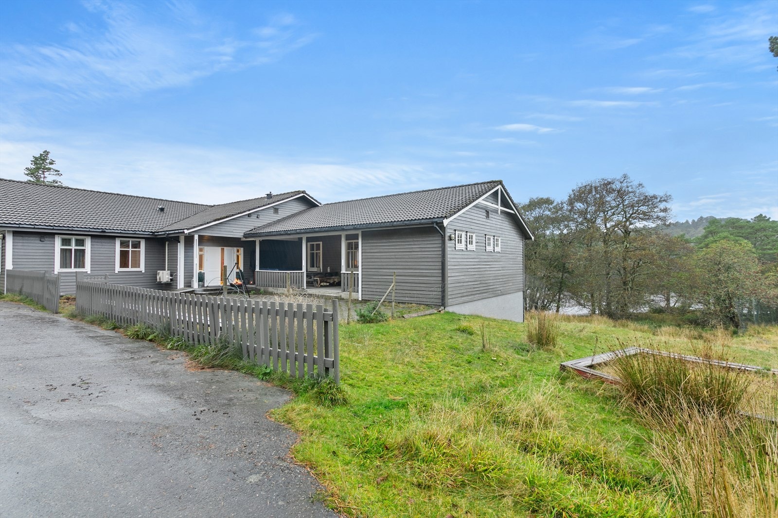 Her har det vore både skulehus, grendahus og barnehage. No er det gjort om til ein stor fritidsbustad som kan bli din! Galleribilde