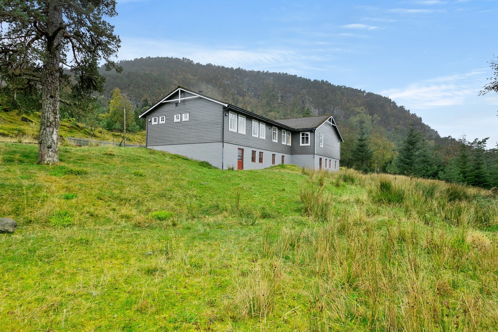 Fritidsbustaden ligg skjerma til, her har du eiin anledning til å nyte rolige og sjarmerande omgjevnader. Galleribilde