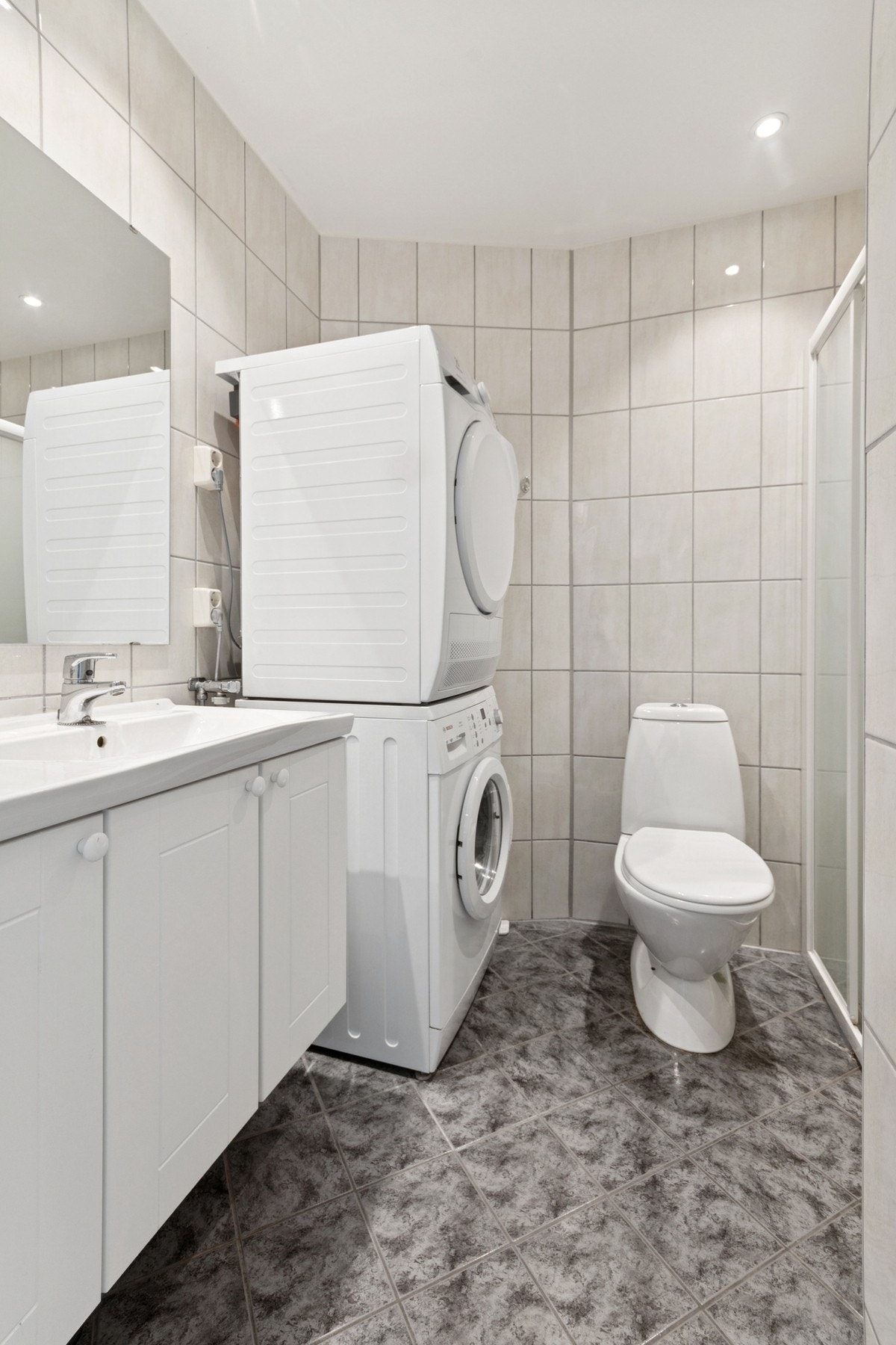 Badet har flislagt gulv med elektriske varmekabler, fliser på vegg og malte himlingsplater. Galleribilde