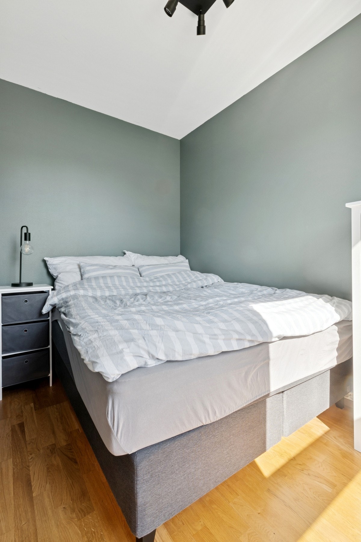 Det ble montert nytt lys på soverommet med dimmer i 2025. Galleribilde