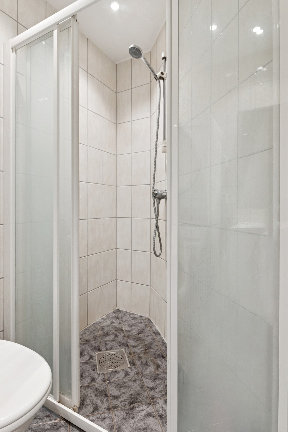 Det ble montert spotter og dimmer på badet i 2025. Galleribilde