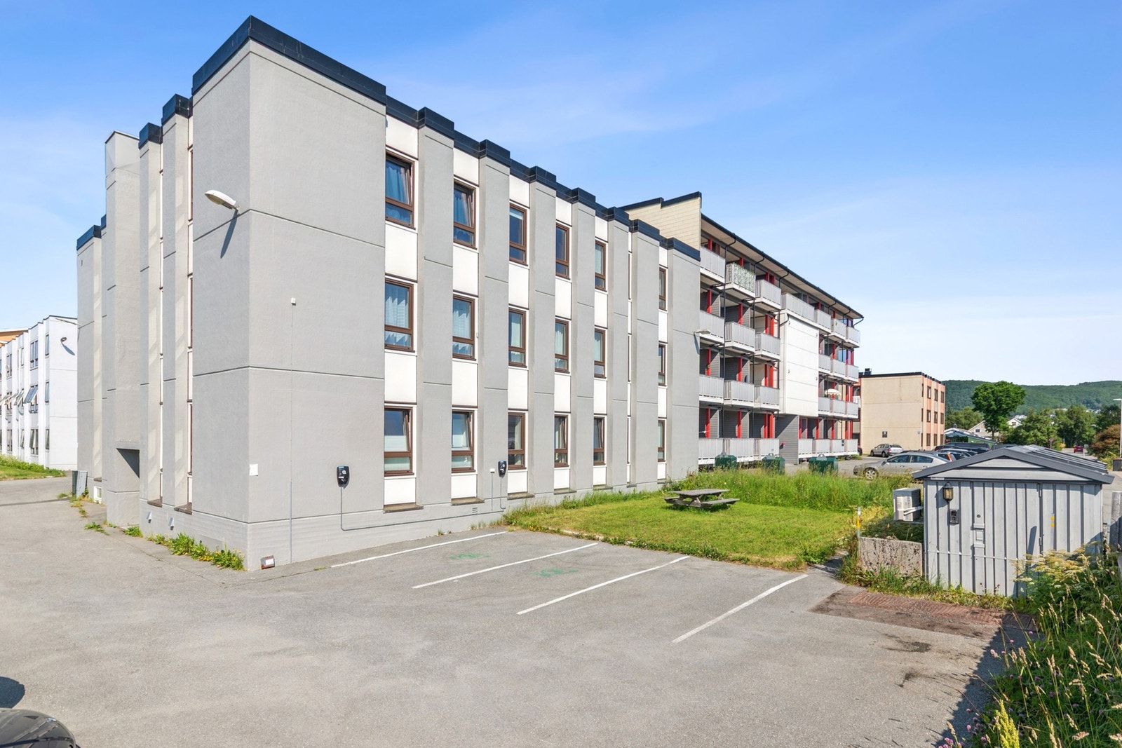 Det er opparbeidet asfaltert parkeringsplass i tilknytning til borettslaget. Galleribilde