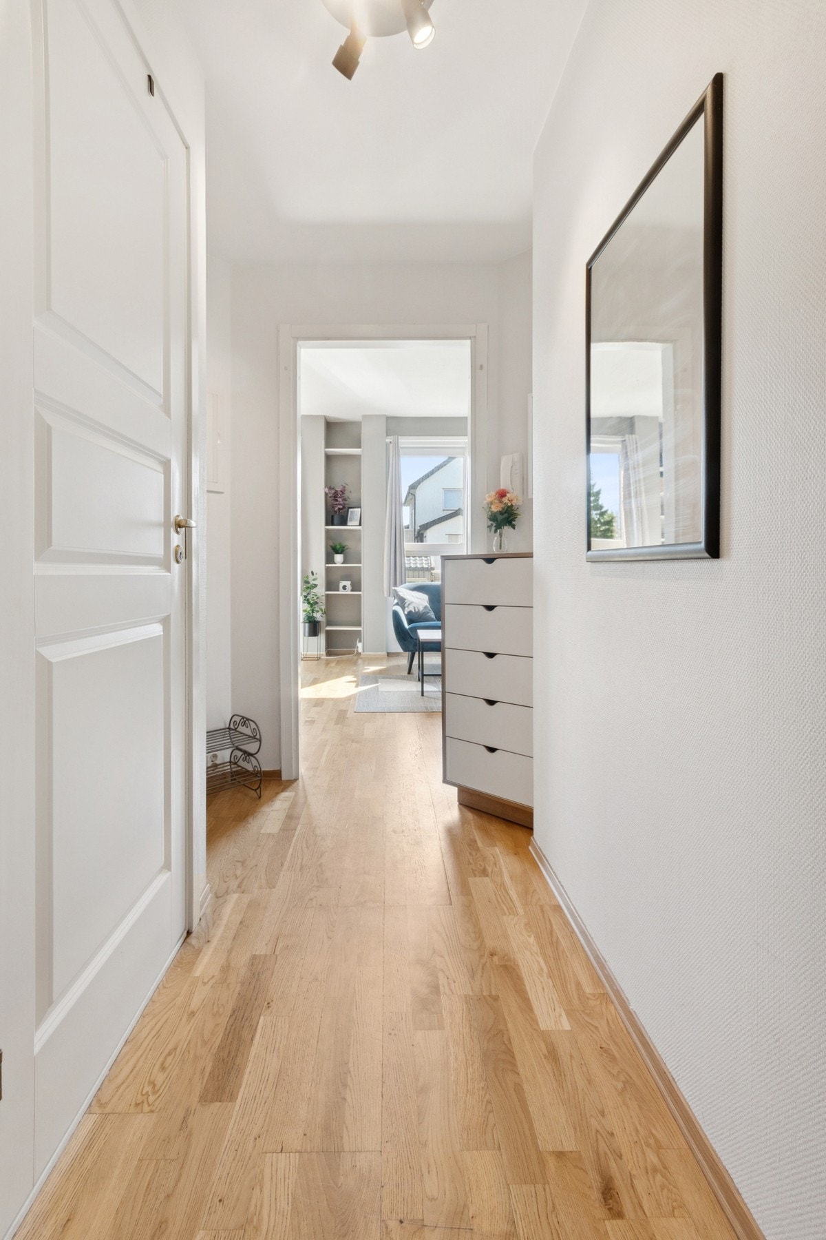 Entré med plass til kommode, skohylle og oppheng. Galleribilde