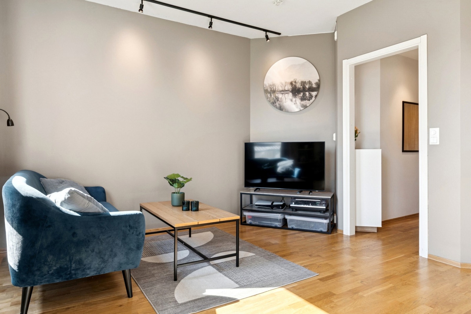 Spotskinne i stua med dimmer ble montert i 2025. Galleribilde