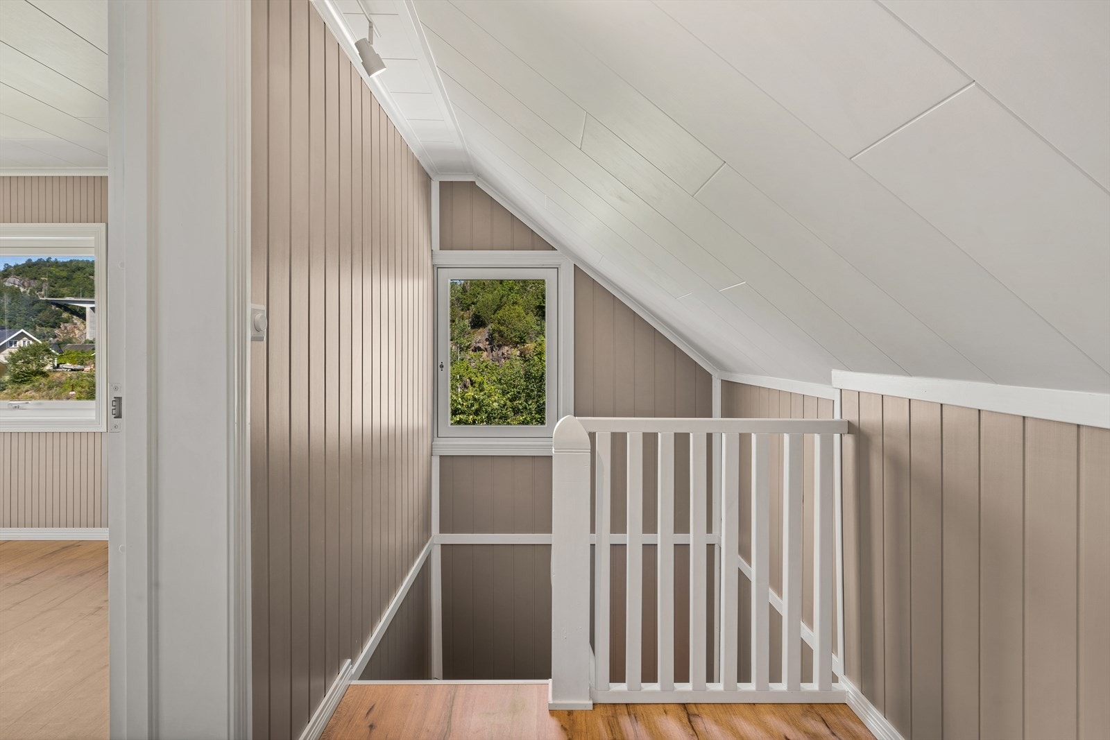 Hall i 2. etasje med tilgang til bad og stue i etasjen Galleribilde