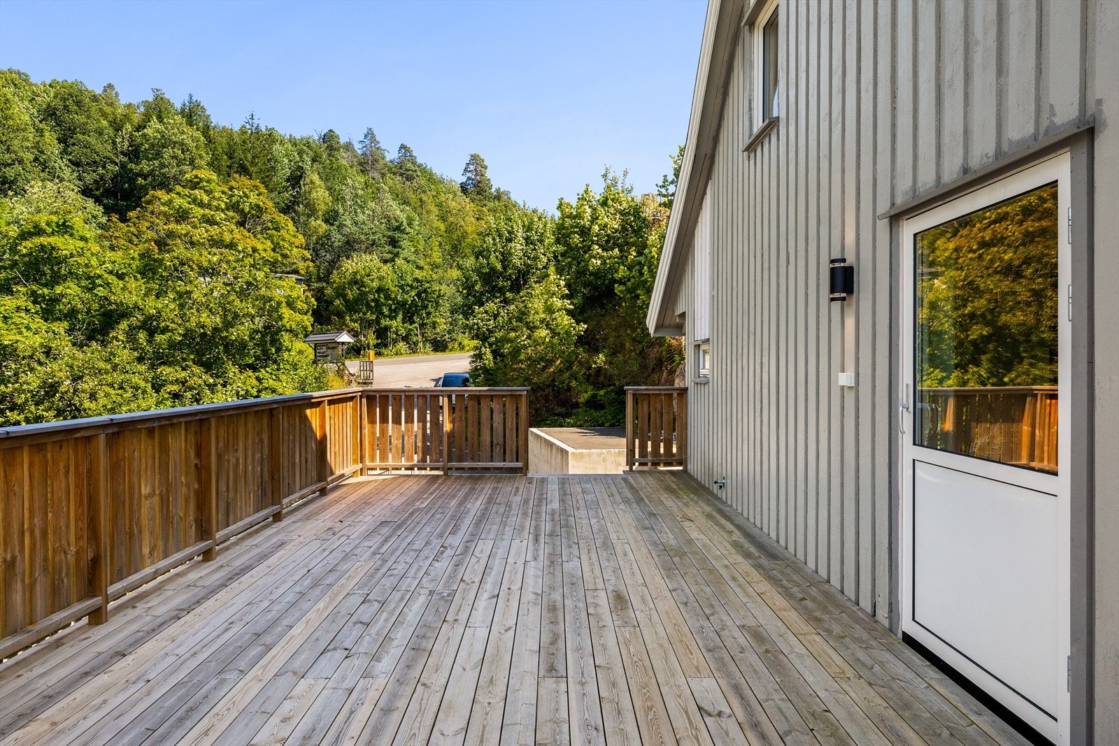 Romslig terrasse med tilgang fra asfaltert parkeringsplass Galleribilde