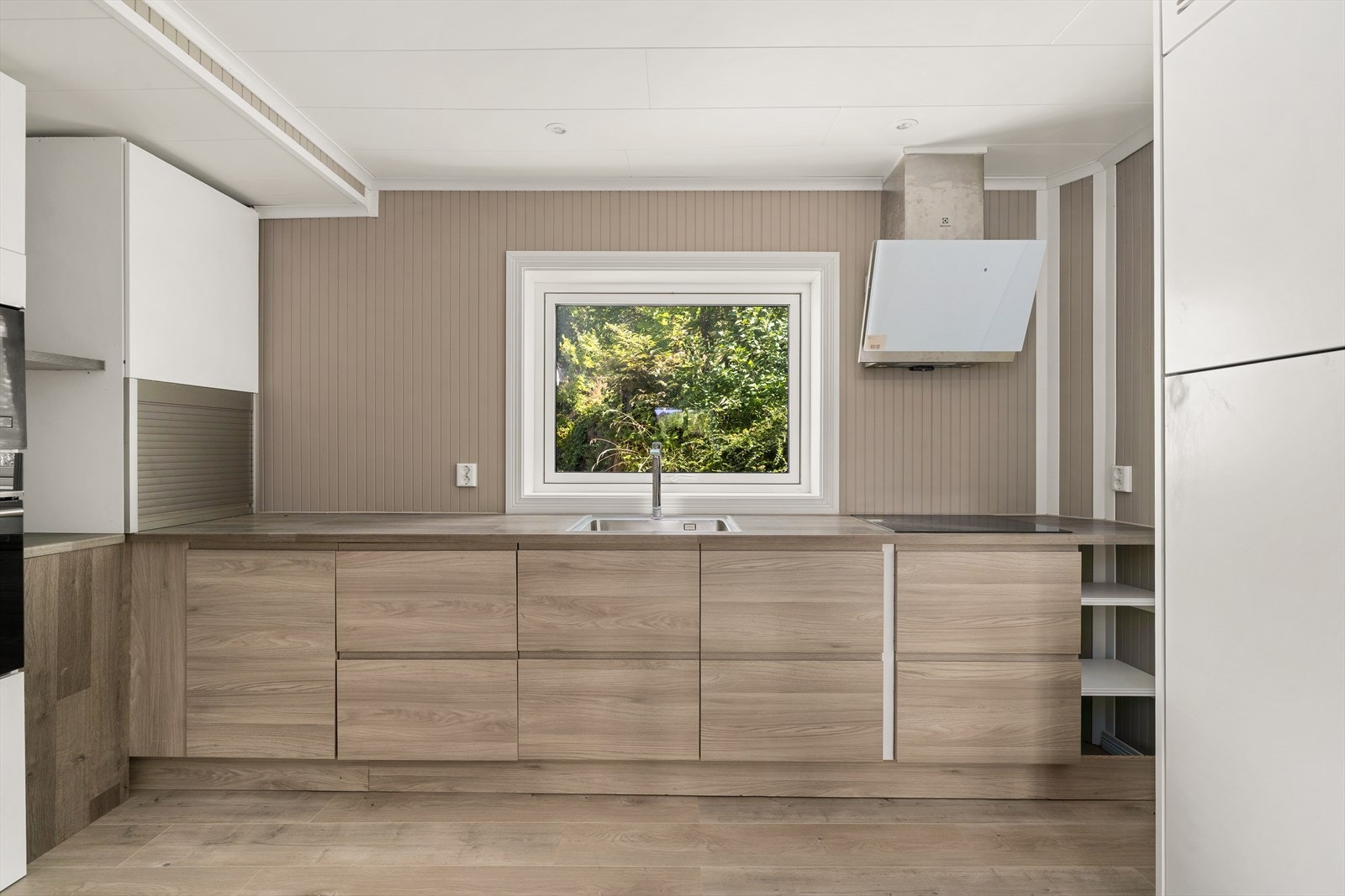 Kjøkkenet har moderne pene farger Galleribilde