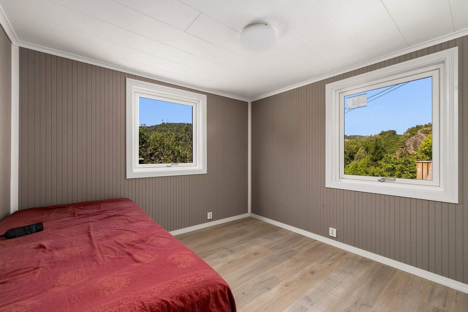 Soverom to i 1. etasje med vinduer som gir mye naturlig lys inn Galleribilde