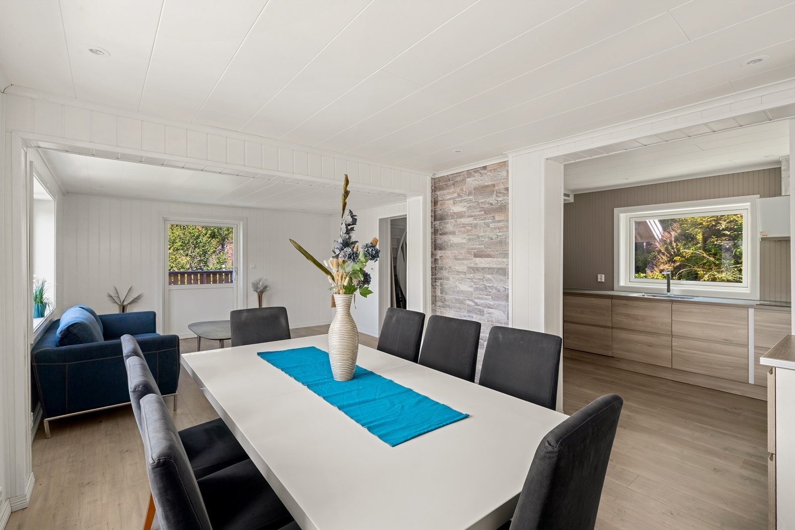 Fra stuen er det tilgang til kjøkken i delvis åpen løsning Galleribilde