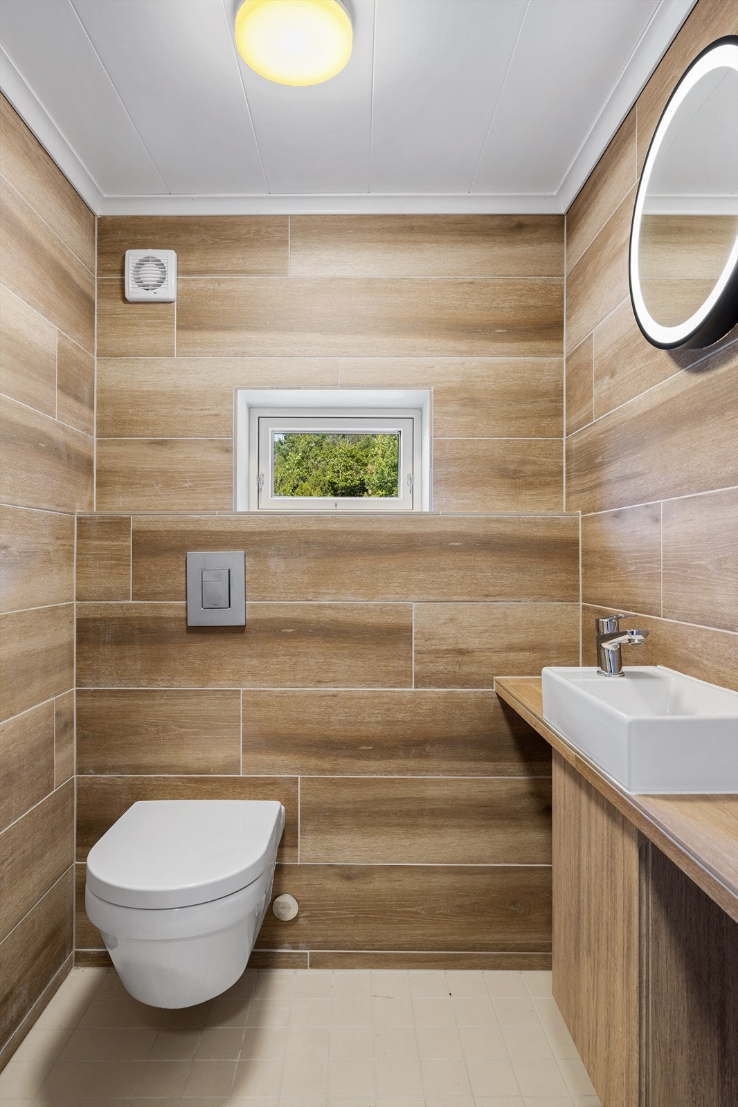 Flislagt toalett med varmekabler og innredet med servant Galleribilde