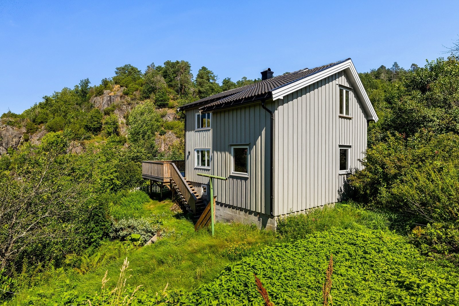 Kan gå rundt hele boligen og tilgang til kjeller Galleribilde