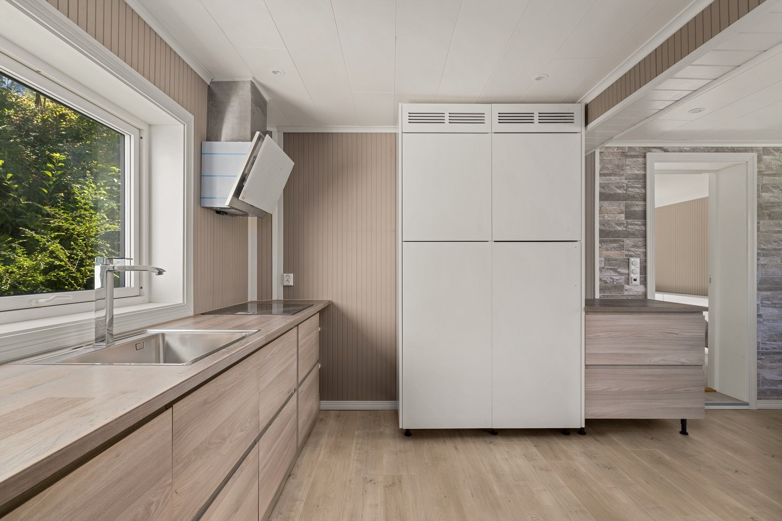 Det er godt med benkeplass og skapplass på kjøkkenet Galleribilde