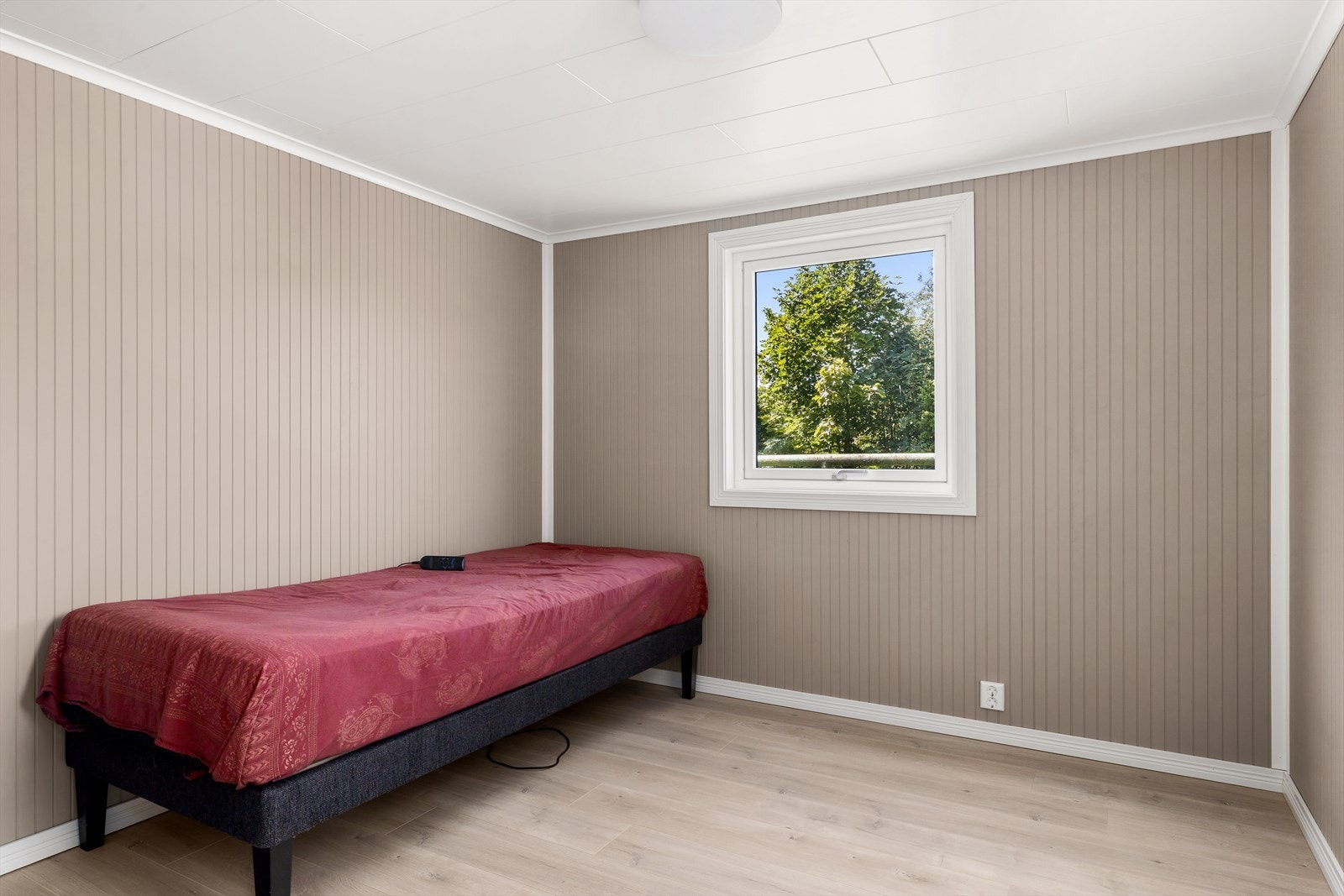 Alle overflater er pusset opp i rommet og nye vinduer Galleribilde