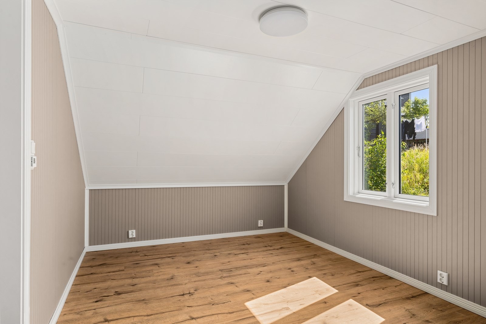 Boligen har fire soverom. To i 1. etasje og to i 2. etasje Galleribilde