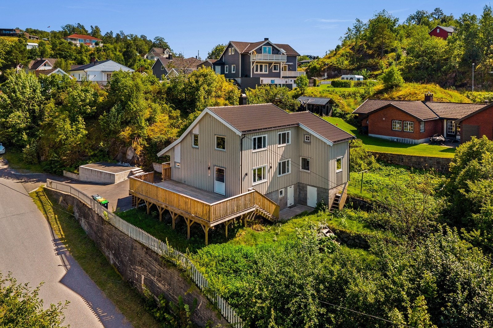 Det er tilgang til kjeller ifra hagen Galleribilde