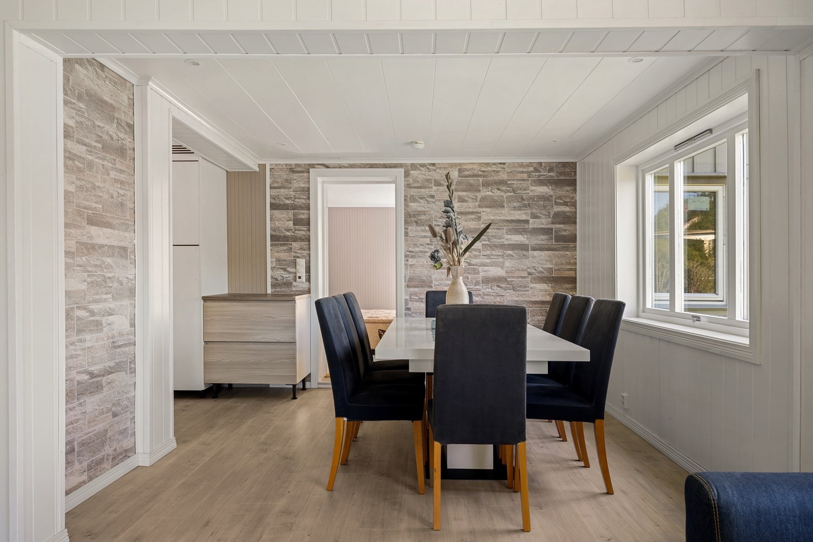 Kontrastvegger med tapet i skiferutførelse Galleribilde