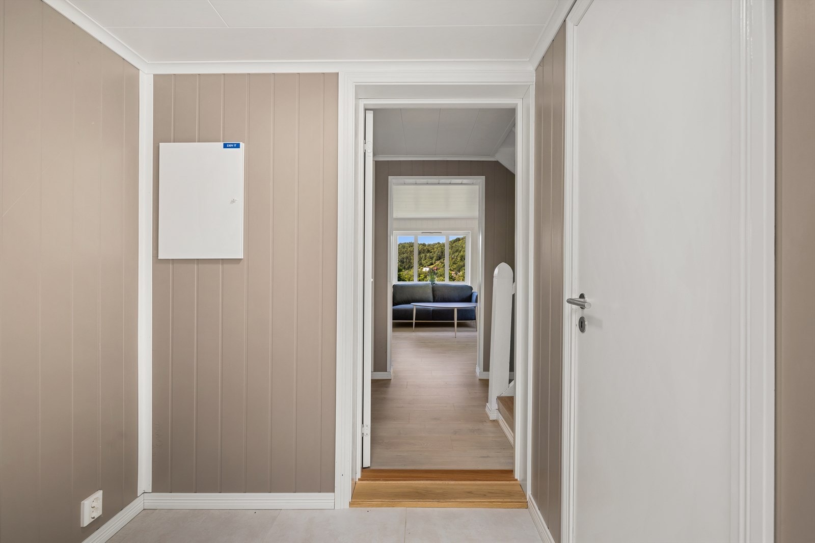 Sikringsskap i vindfanget og døren til høyre fører til toalettet Galleribilde