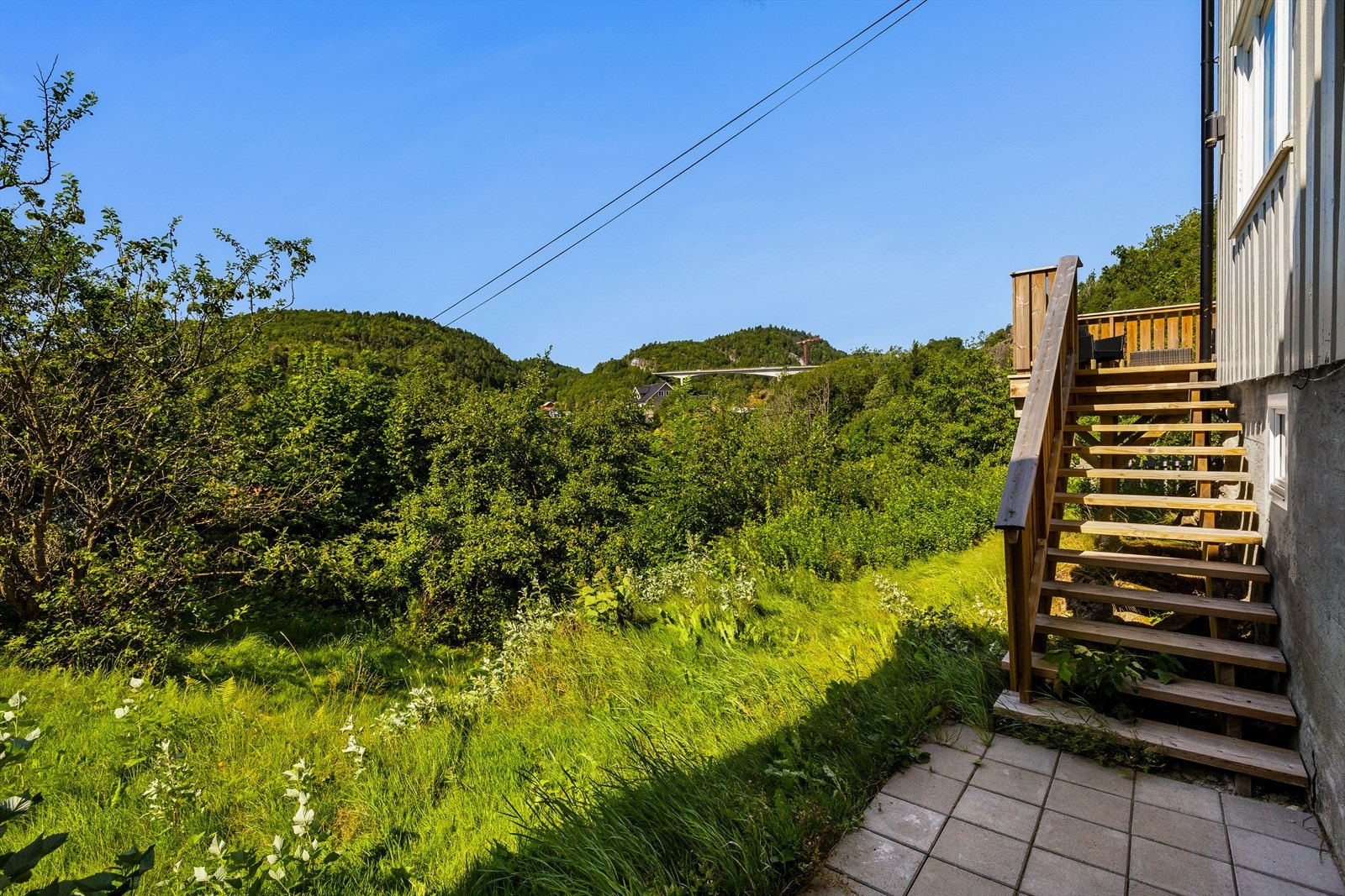Tilgang til hage fra veranda Galleribilde