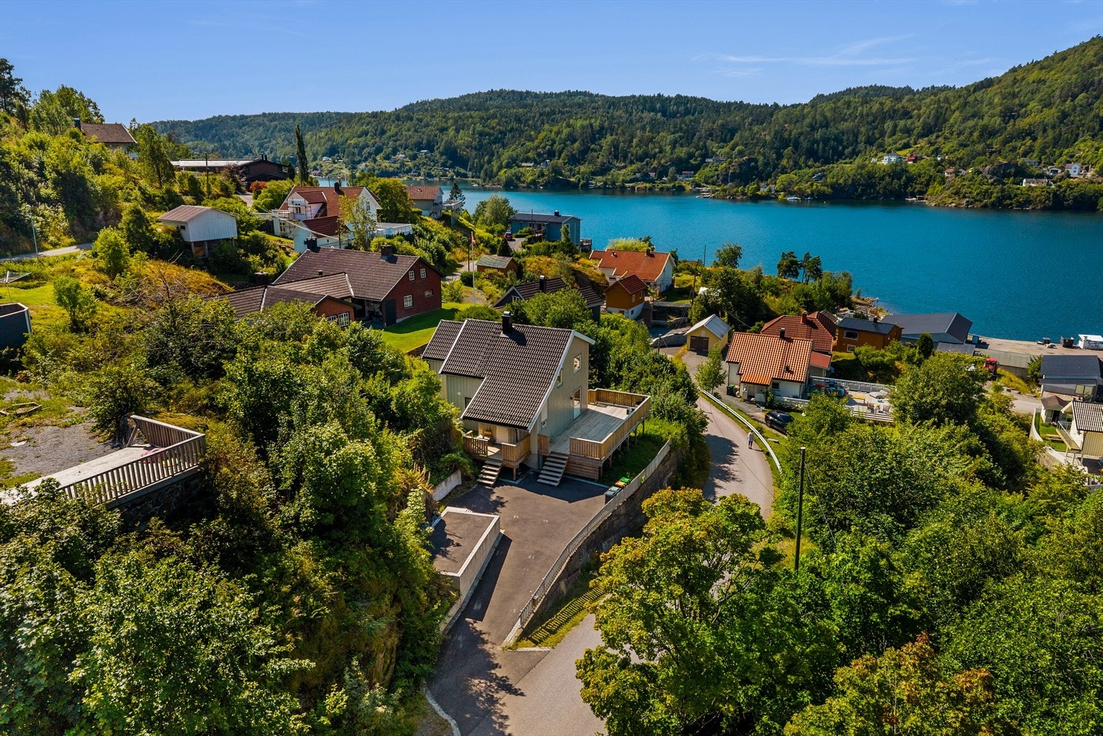 Asfaltert innkjørsel og gjort klart for utemøbler flere steder utvendig Galleribilde