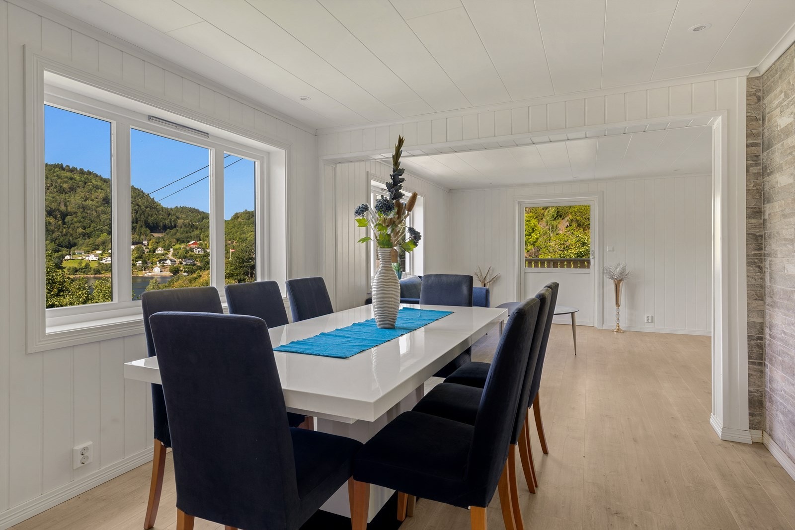 Stuen har plass til både spisegruppe og sittegruppe Galleribilde