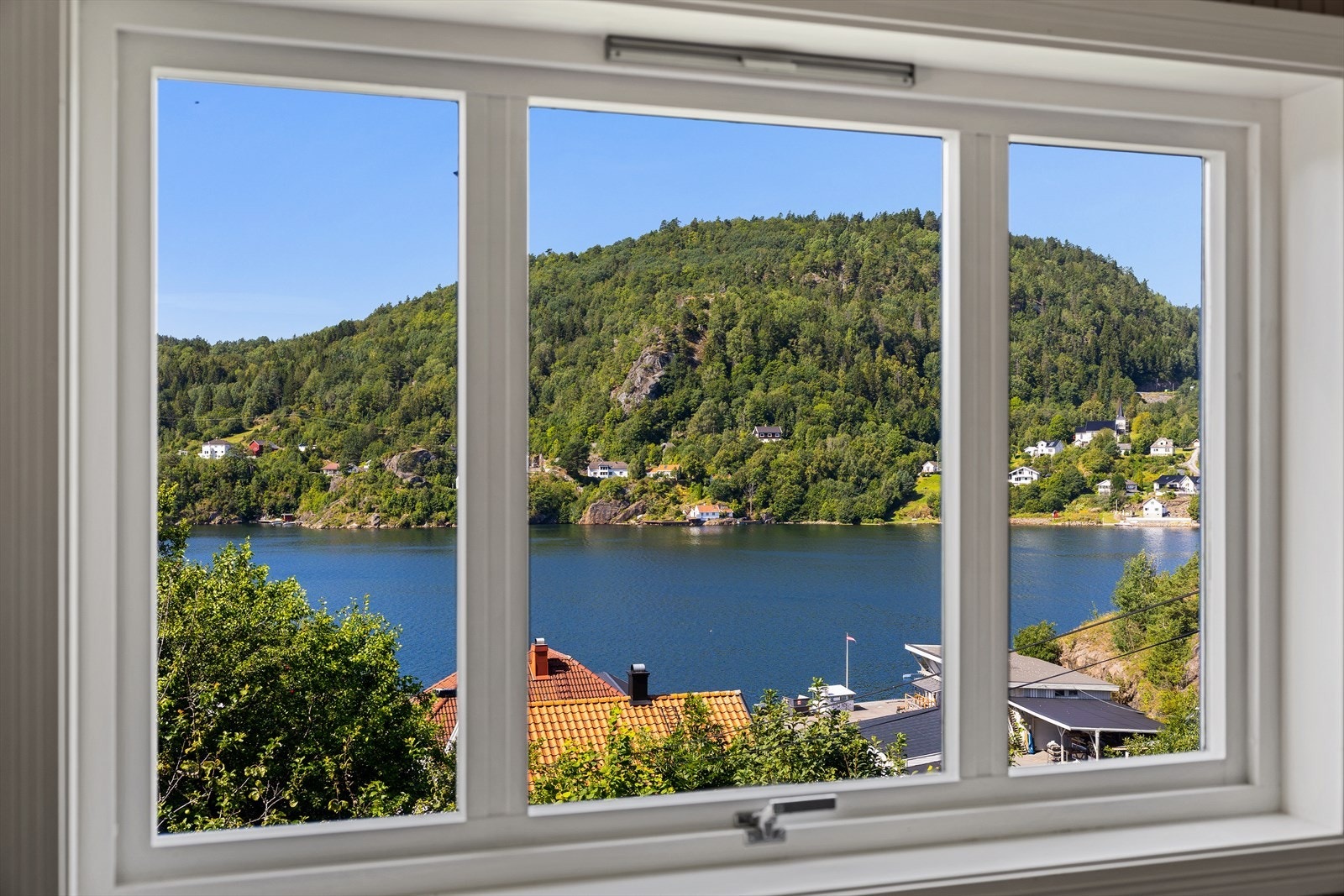 Det er godt med utsikt fra flere av vinduene i boligen Galleribilde