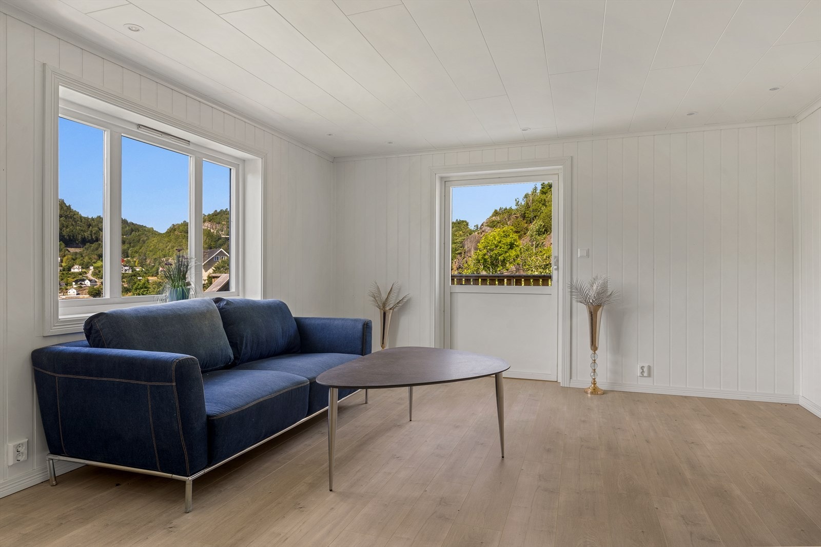 Fra stuen er det utgang til veranda Galleribilde