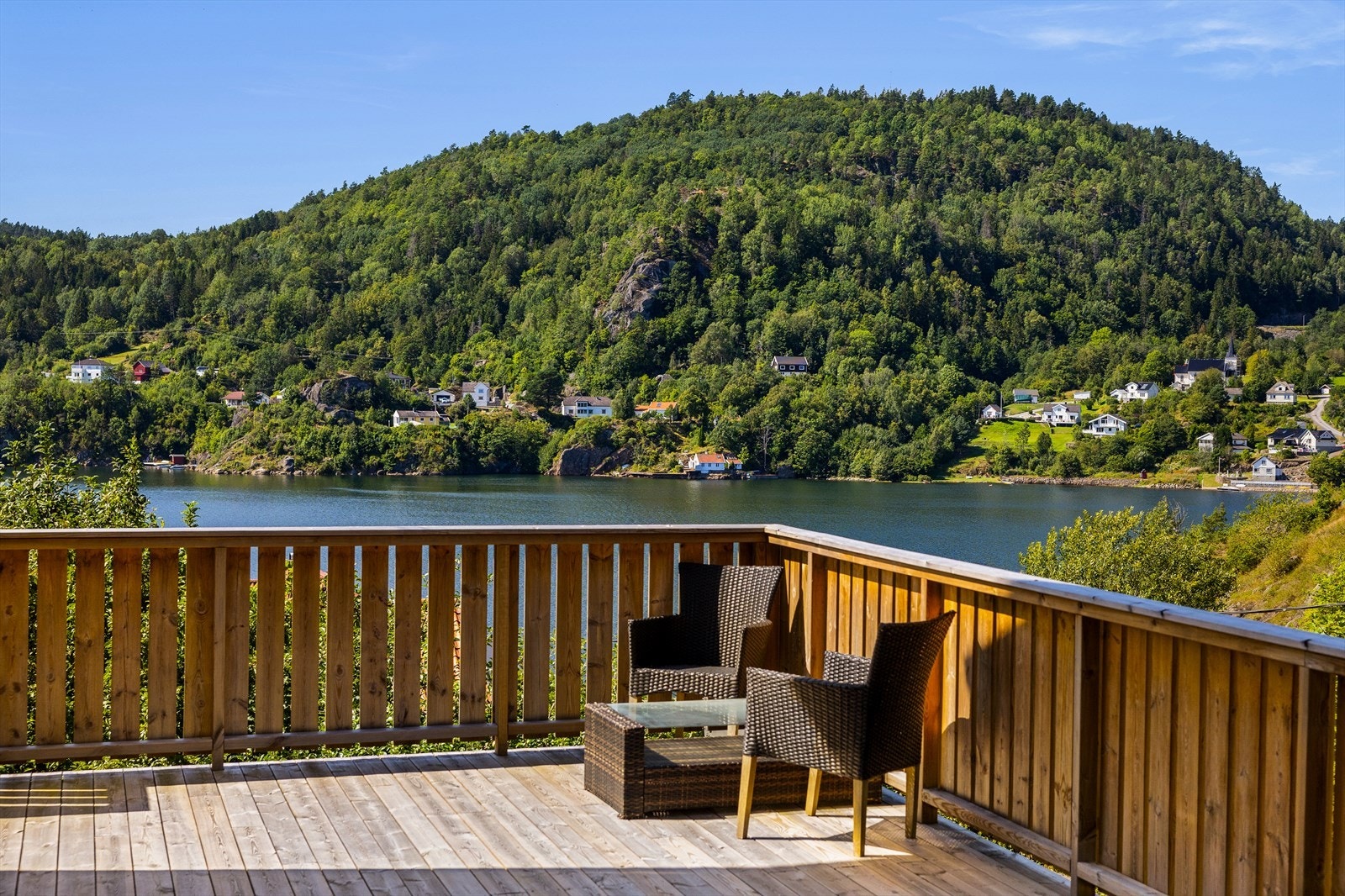 Velkommen til Hjertevikvegen 2. Opparbeidet hage i flere etasjer med støttemurer og trappeadkomst. Galleribilde