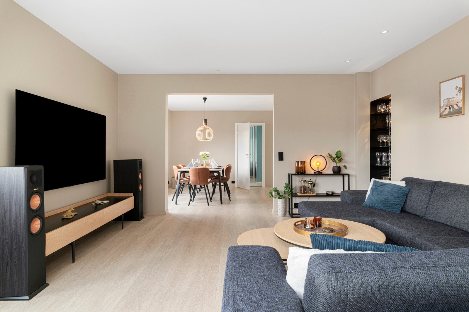 På tv-stuen er det laget til fine detaljer og med enkel tilkomst til spisestuen. Galleribilde
