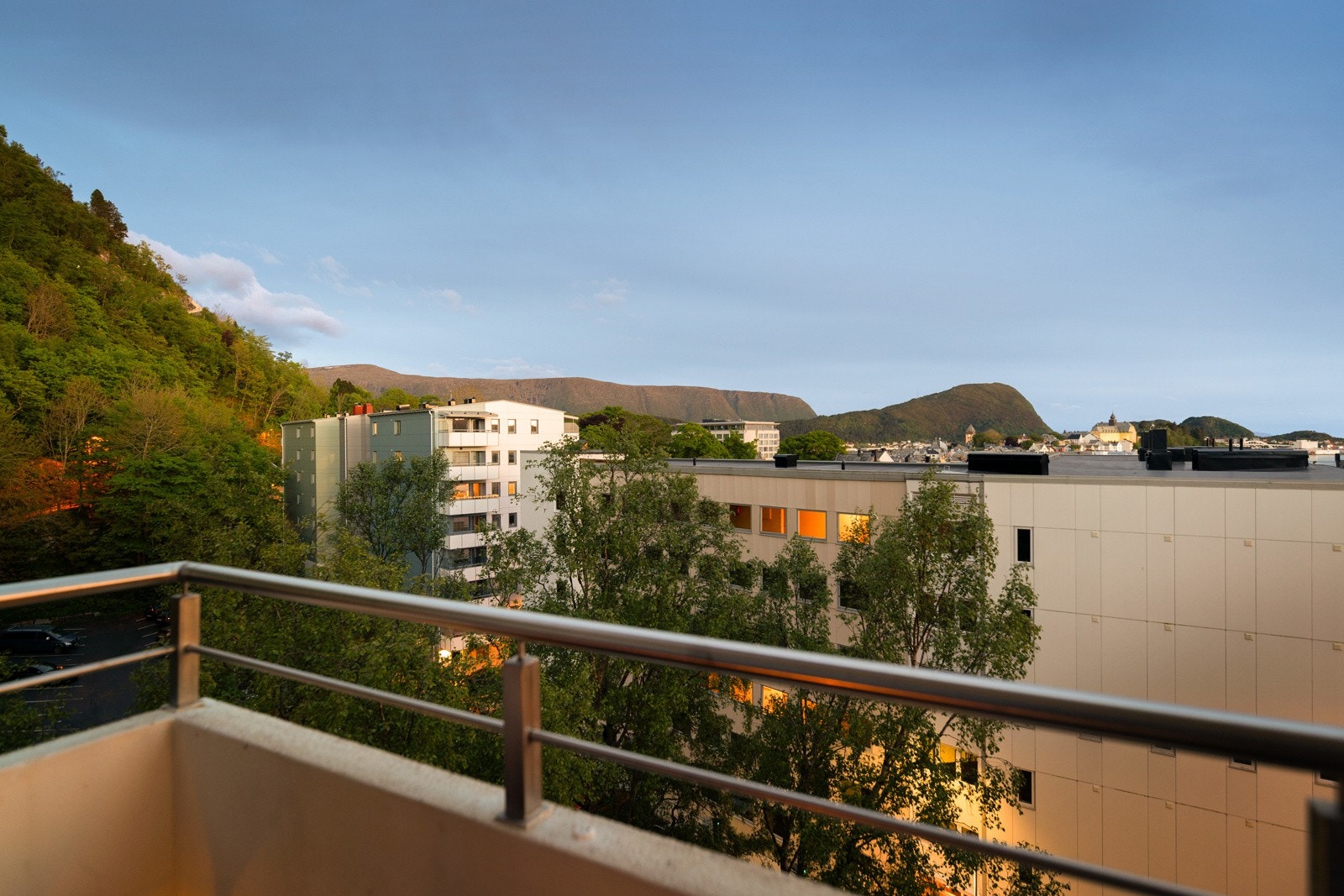 Kan vi by på denne utsikten fra din egne vest- og solvendte veranda? Galleribilde