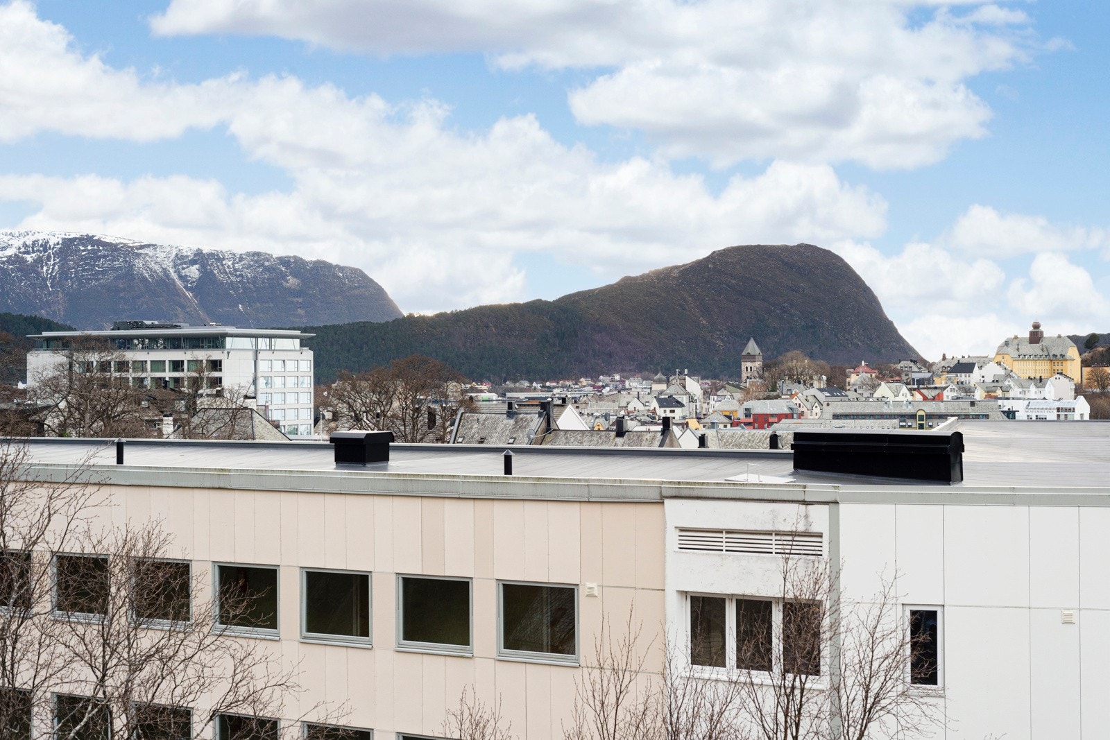 Her får du utsikt mot Sukkertoppen, bysentrum, Molja og mot Godøya. Her kan du nyte solnedganger og det gode selskapet. Galleribilde