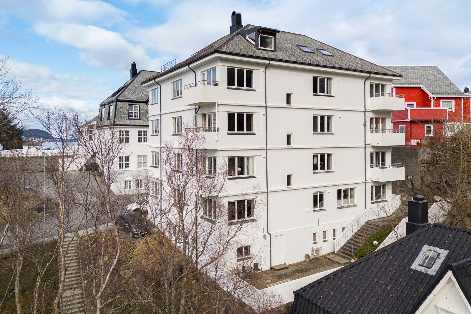 Beliggende i denne kjekke murbygården fra 1940 på toppen av gaten med fin utsikt vestover. Galleribilde