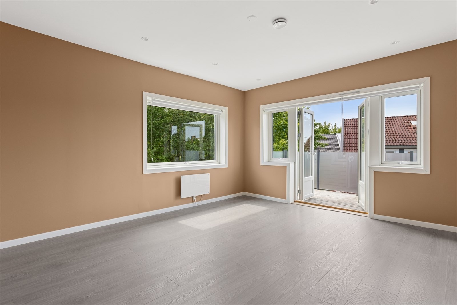 Boligen har hele 5 romslige soverom. I 2.etasje er det 3 soverom. Her fra hovedsoverom med utgang til egen balkong. Galleribilde