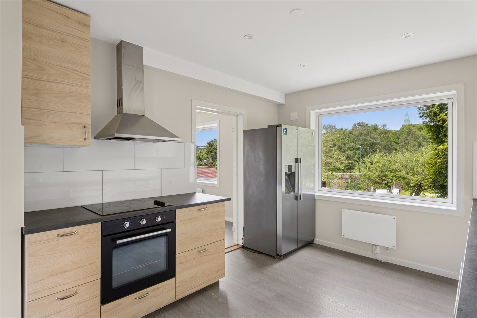 Boligen inneholder et separat og romslig kjøkken med god skap og benkeplass. Galleribilde