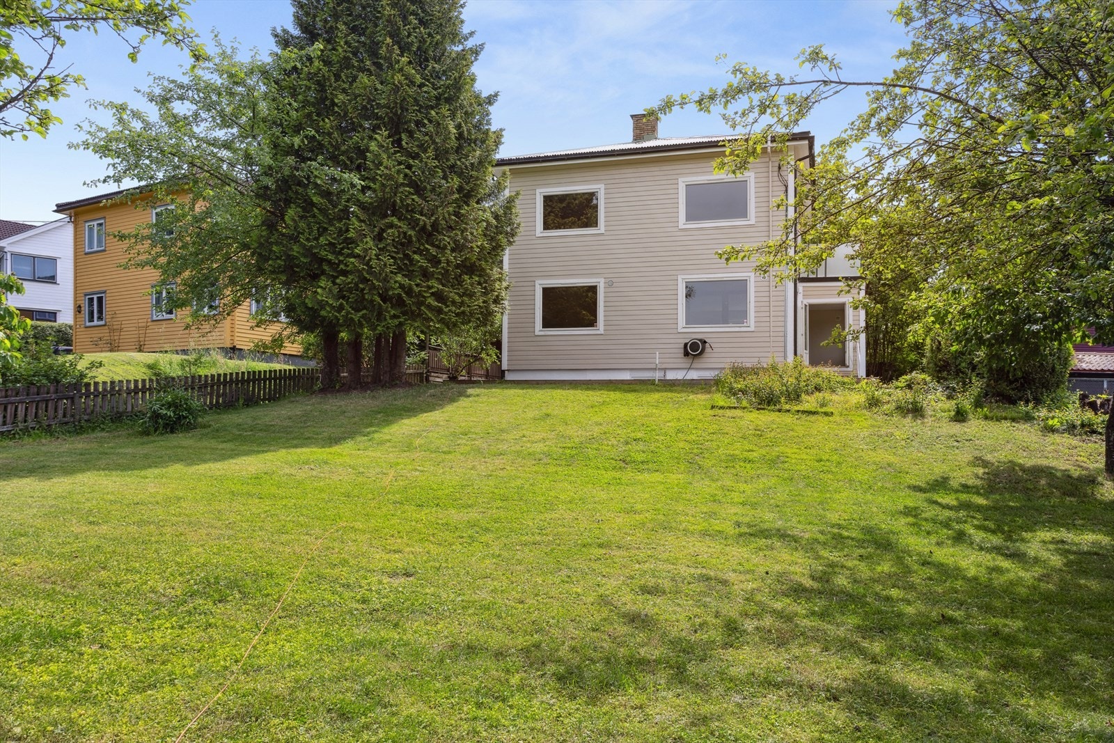 Stor og grønn hage med nok av boltreplass. Galleribilde