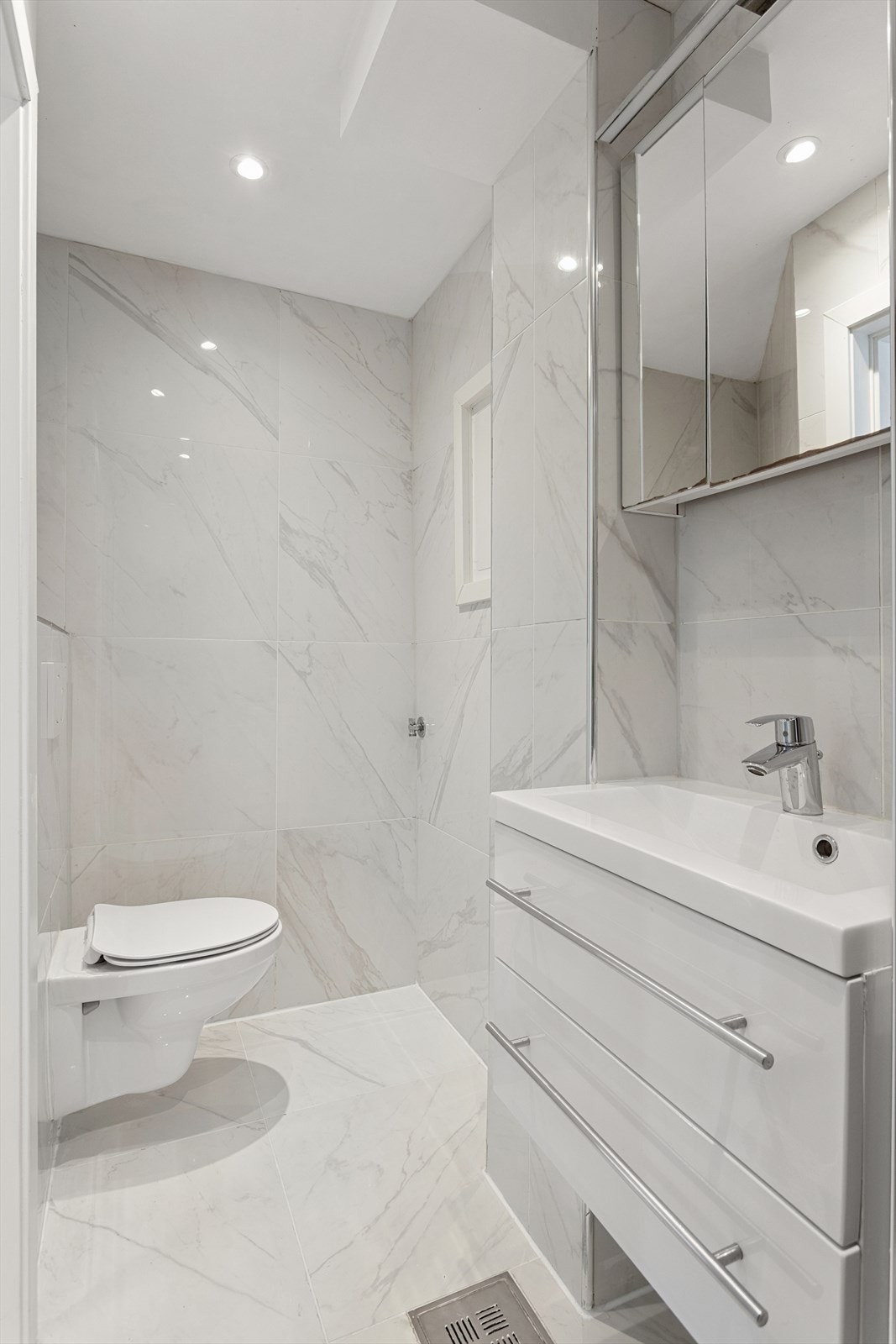 Pent flislagt baderom i 2.etasje med vegghengt toalett og dusjnisje. Galleribilde