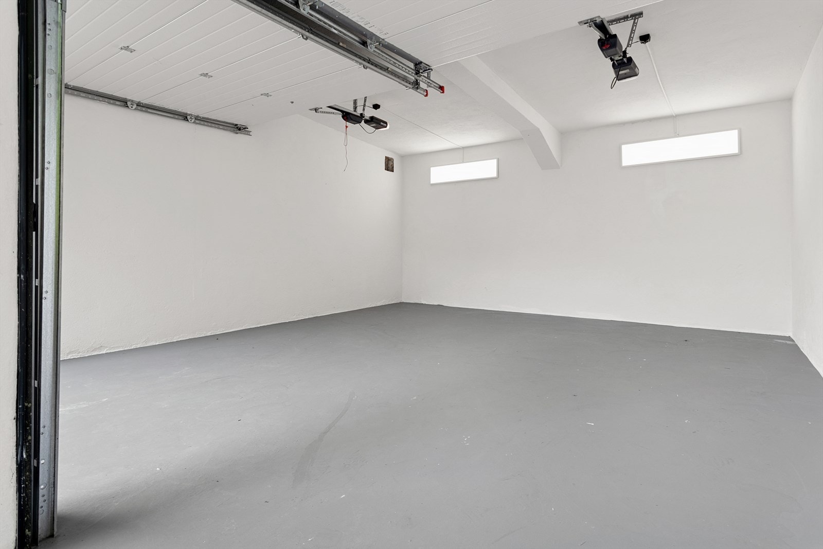 Romslig garasje. Galleribilde