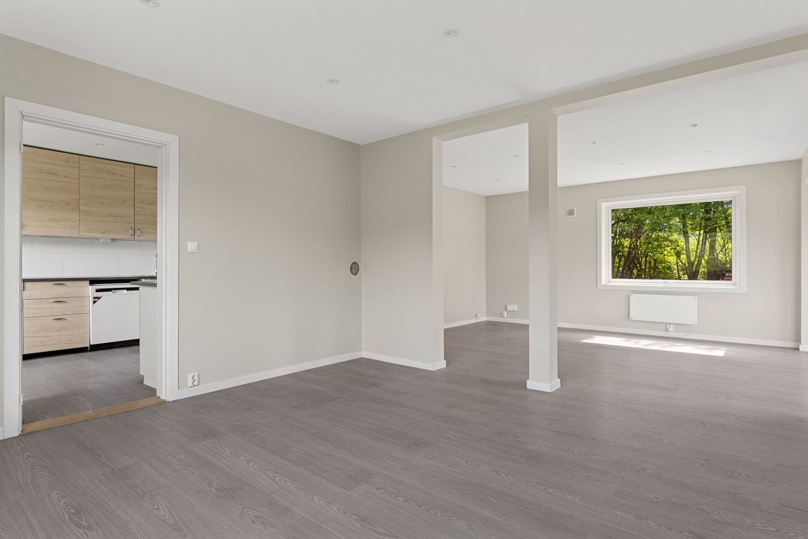 Boligen har en fin planløsning med generøs takhøyde og gode lysforhold. Galleribilde