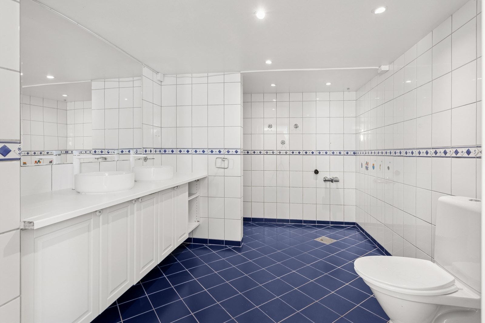 Flislagt baderom i kjeller av god størrelse. Galleribilde