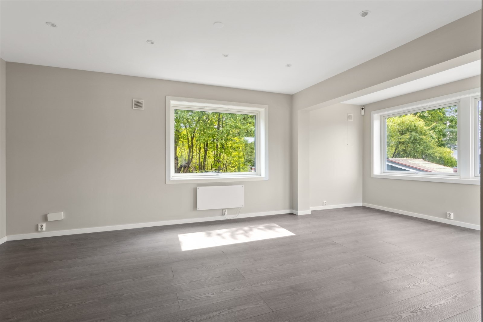 Store vindusflater slipper inn godt med naturlig lys i stuen. Galleribilde