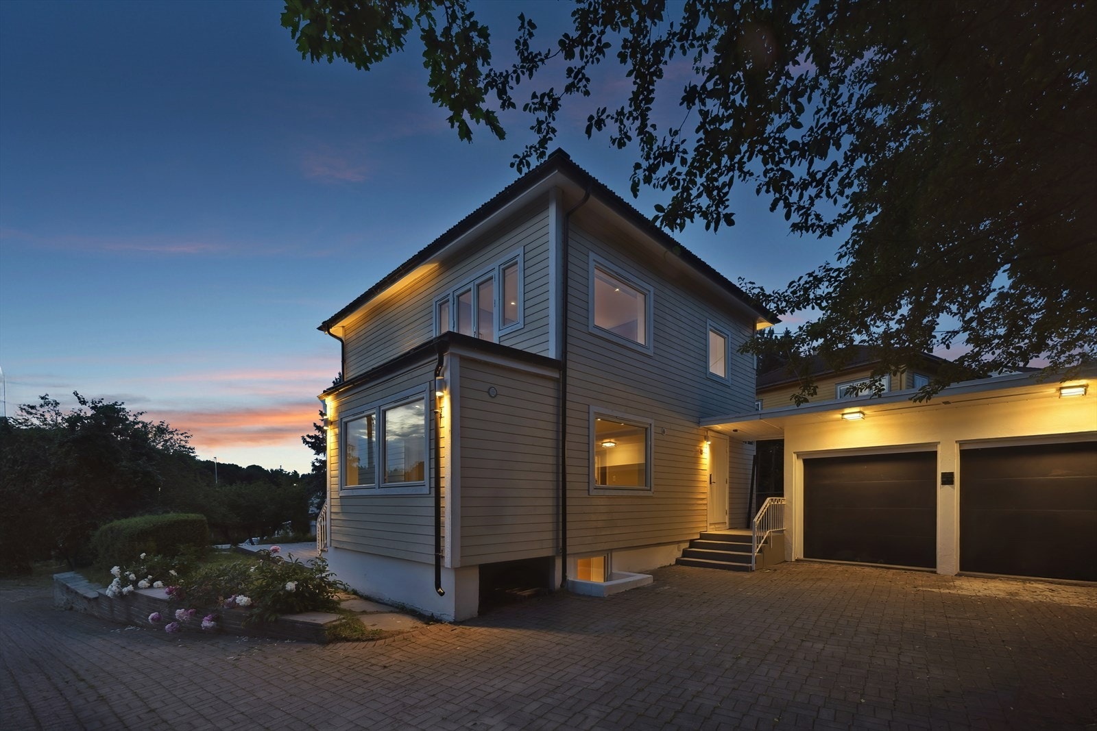 Dette er en stor og flott eiendom med flere uteplasser og dobbelgarasje. Galleribilde