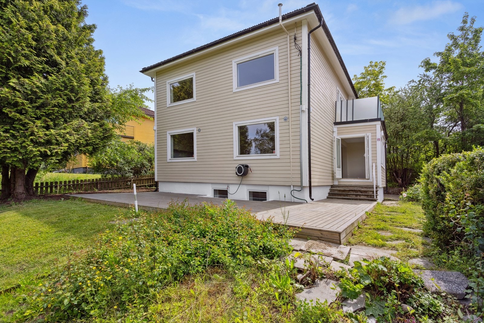 Eiendommen er pent opparbeidet med bl.a. belegningsstein, hage, frukttrær og diverse beplantning. Galleribilde