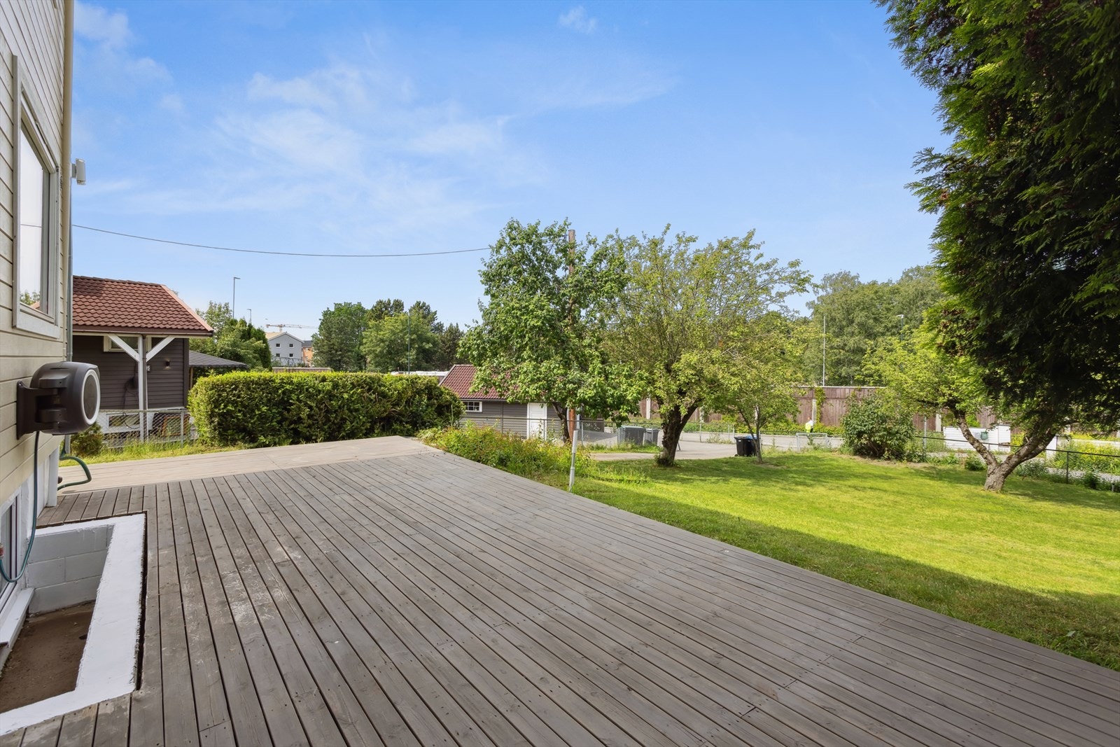 Stor terrasseplatting hvor det er god plass for utemøblement, grill etc. Foran terrassen er den store hagen som byr på mange bruksmuligheter. Galleribilde