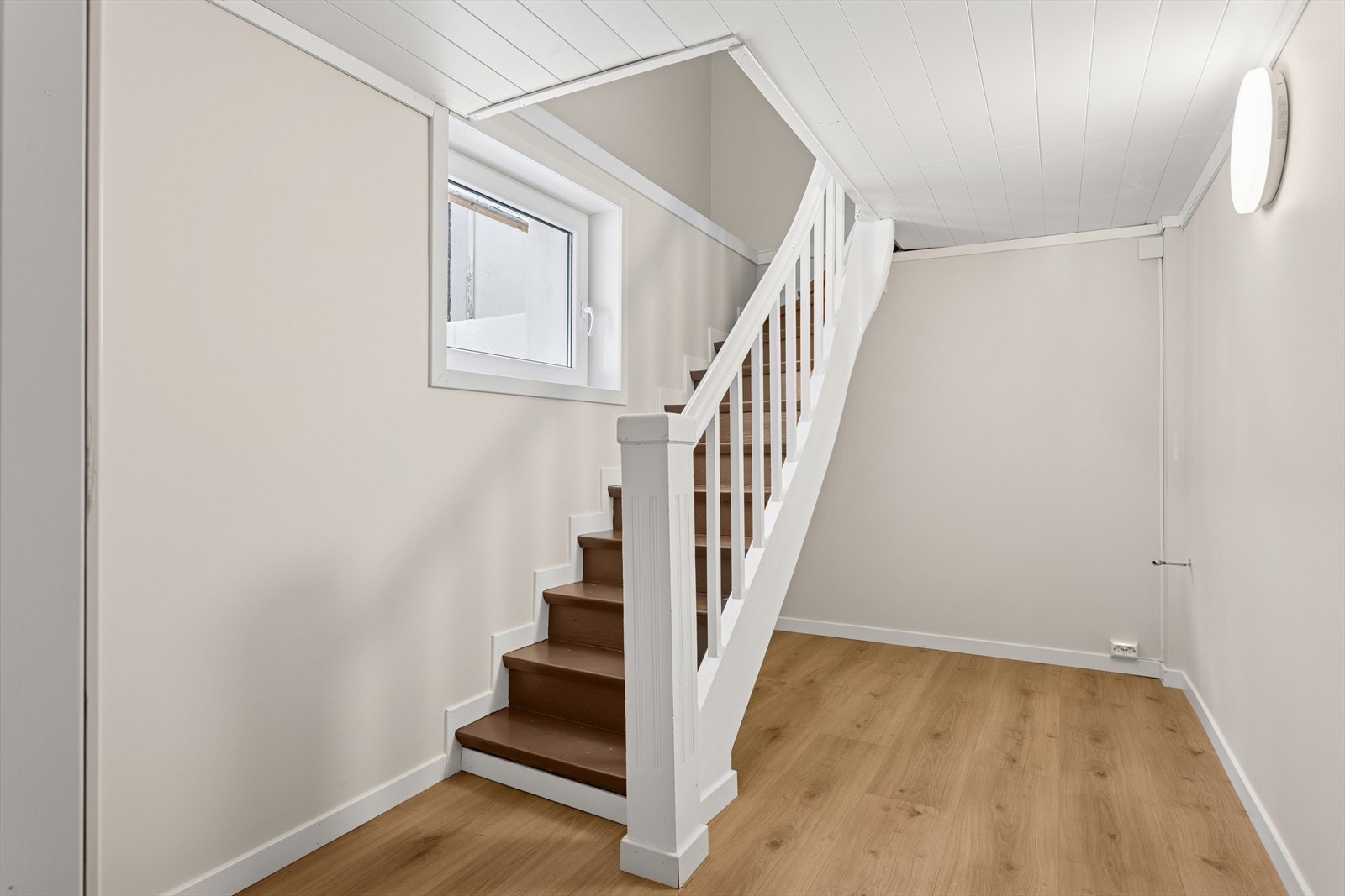 Trapp fra 1.etasje ned til kjelleretasje. Kjelleren er godkjent bruksendret til varig oppholdsrom. Galleribilde