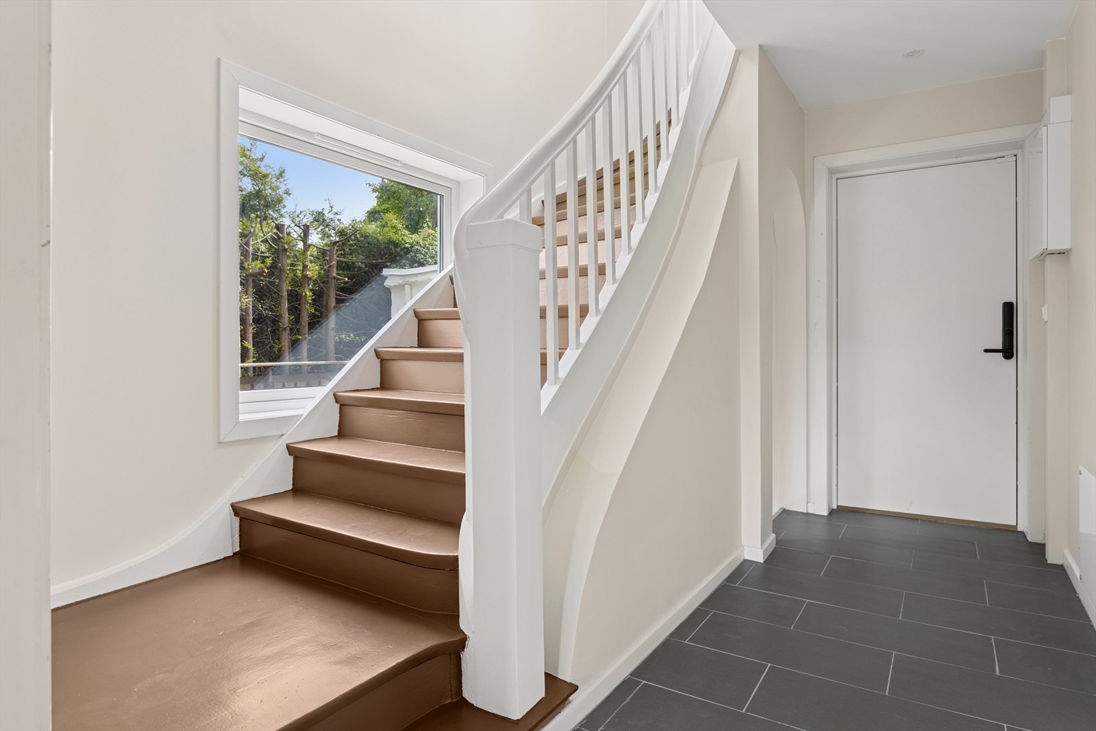 Flislagt og hyggelig inngangsparti. Trapp opp til 2.etasje. Galleribilde