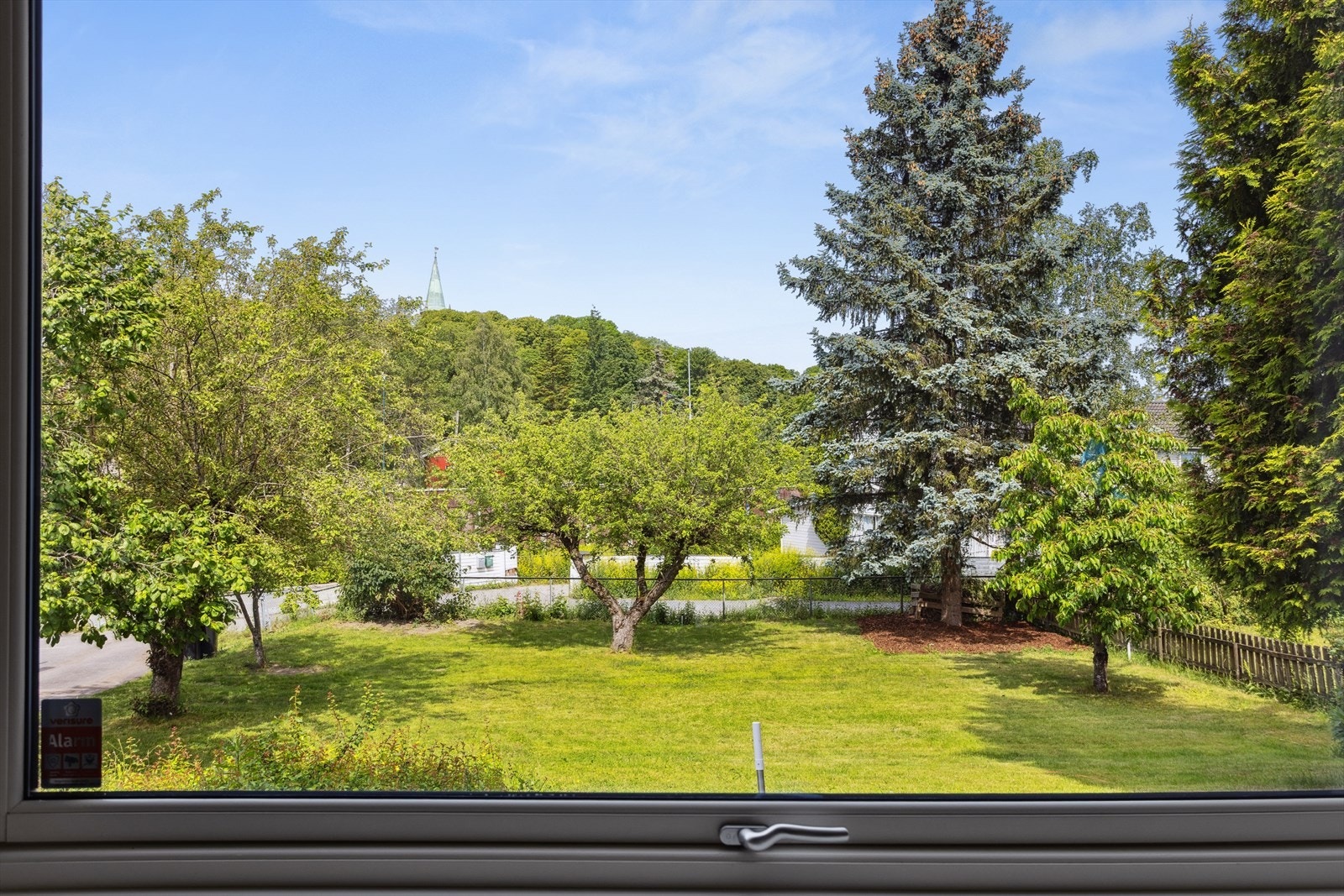 Utsikt fra kjøkkenet mot hagen. Galleribilde